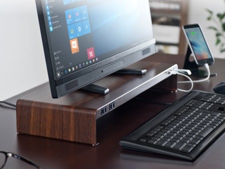 コンセントとUSBハブをフロント実装。サンワダイレクト、24インチ対応の木目柄モニタースタンド2製品