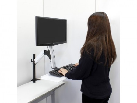 デスクワークの負担を軽減。スタンディングワーク向け「キーボード台付きモニターアーム」上海問屋から