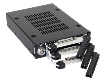 3.5インチベイに3台の2.5インチドライブを収納できるリムーバブルケージがICYDOCKから