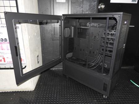 史上最大？高さ878mmの巨大PCケースThermaltake「Core WP100」の