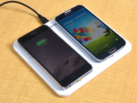 スマホ2台持ちに便利。サンコー、2台を手軽に“置くだけ充電”できるQi対応の無線充電キット発売中