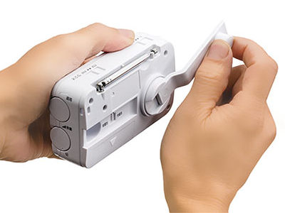 電池残量ゼロでも長期保管OK。東芝エルイー、コンデンサ充電式の手回しラジオに新製品リリース