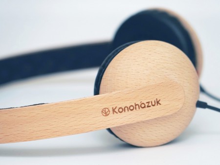 ハウジングからヘッドバンドまで岩手県産のブナ材を使用。木製ヘッドホン「Konohazuk H3」