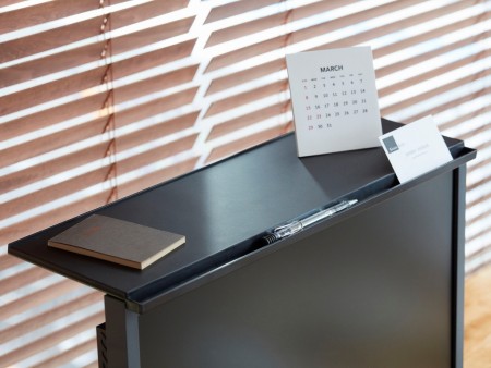キングジム、液晶ディスプレイの上側をテーブルに変える「ディスプレイボード」3月下旬発売