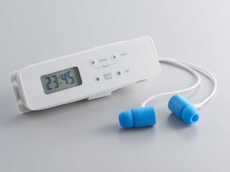 イヤホンが振動して寝過ごしを防止。眠い春にありがたい、キングジム「めざましイヤホン」発売