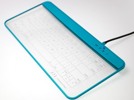 巨大タッチパッドに変身する、全面強化ガラスのBluetoothキーボード「Q-gadget KB02 BG」がUPQから