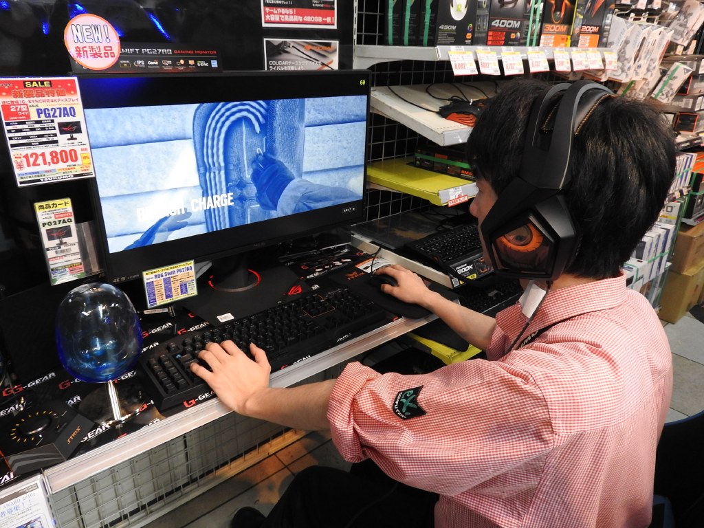 「レインボーシックス シージ」をプレイする濱田さん