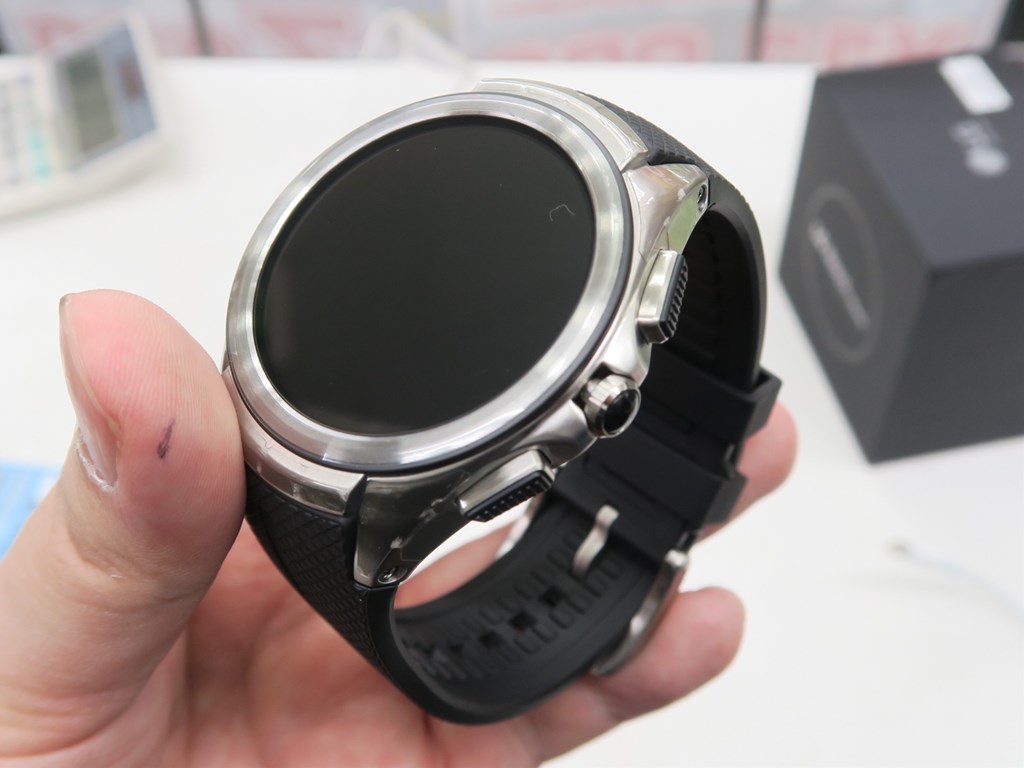 ウォッチ単体でデータ通信も通話も。セルラー対応の「LG Watch Urbane 