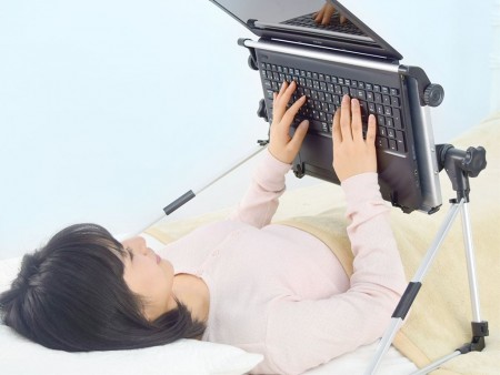 仰向けでノートPCが使える、サンコーの「仰向けゴロ寝デスク」に超軽量780gの最新モデルが登場