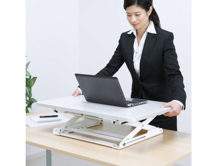 既存デスクに“昇降機能”を追加できる机上テーブルがサンワサプライから発売