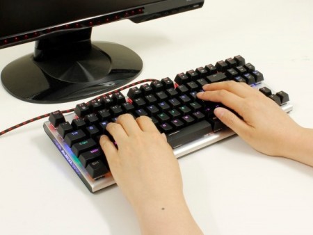 多彩なバックライト機能搭載。上海問屋、極スリム仕様のテンキーレスメカニカルキーボードを発売