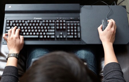 ひざの上をゲームスペースに変える、ポータブルコントロールセンター、CORSAIR「LAPDOG」