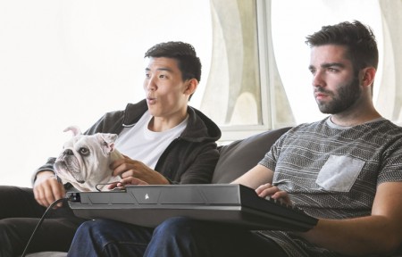 ひざの上をゲームスペースに変える、ポータブルコントロールセンター、CORSAIR「LAPDOG」