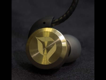 世界限定150台の真鍮ハウジング採用。密閉型カナルイヤホン「DITA