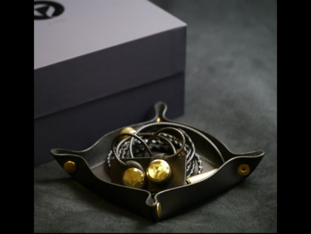 世界限定150台の真鍮ハウジング採用。密閉型カナルイヤホン「DITA