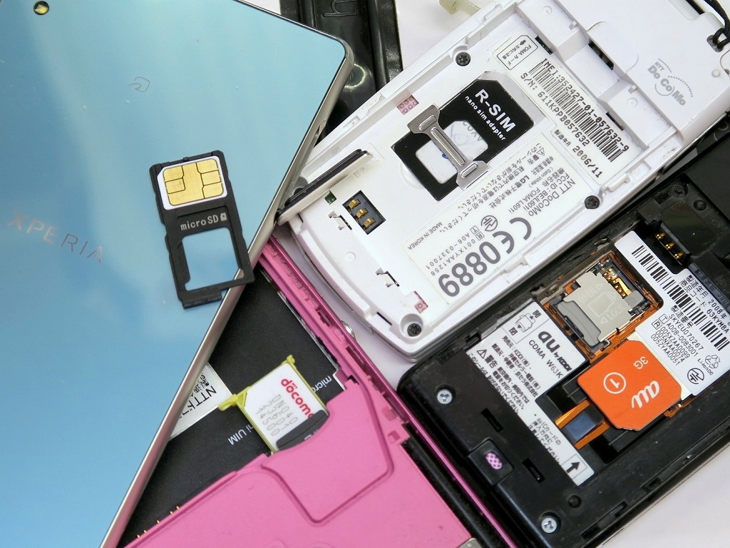 4つのスマホ・ガラケーと4つのSIMたち