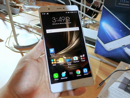 asus ultra7スマートフォン本体 ASUS、ほぼ7インチの大画面スマホ