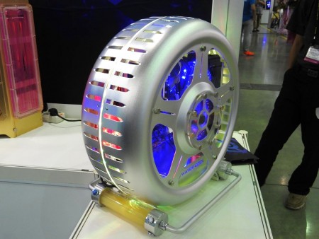 COMPUTEX】タイヤかと思った水冷仕様のPCケース。常駐スタッフが塩対応
