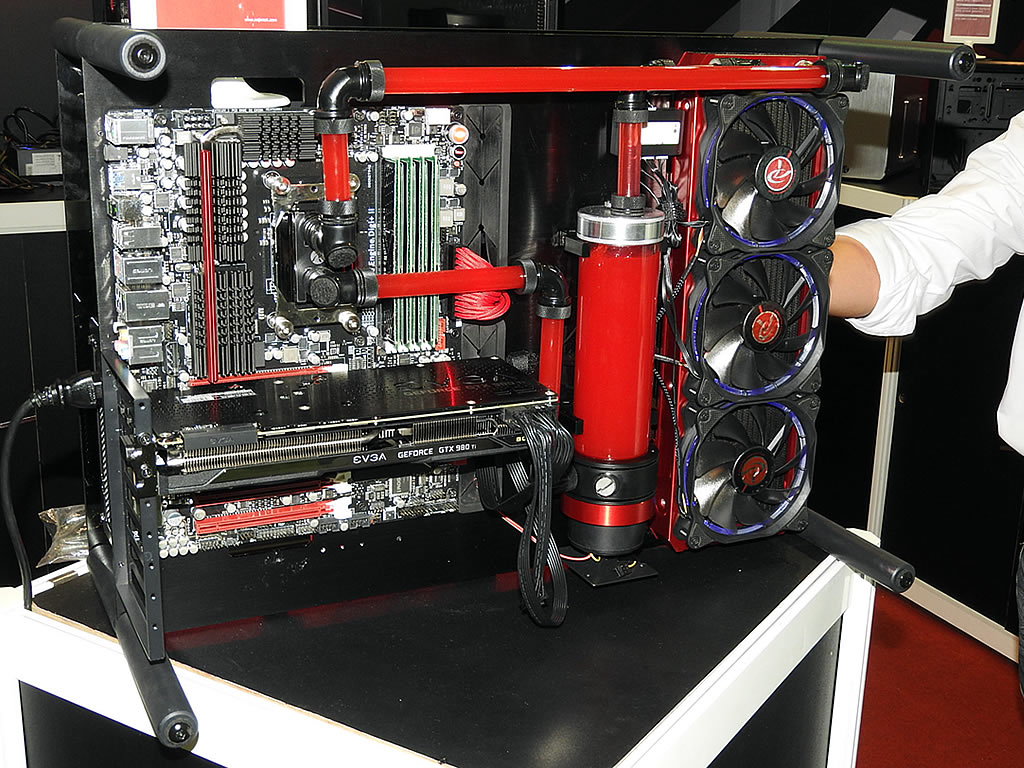 COMPUTEX】似て非なるオープンフレームケース、RAIJINTEK「PAEAN」の