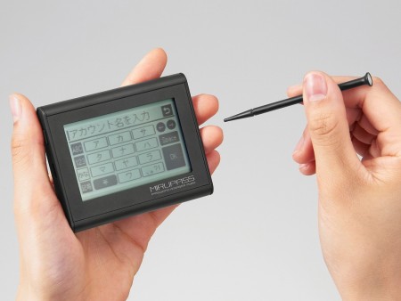 あふれるID・パスワードを一元管理できる、小型の専用端末「ミルパス」がキングジムから