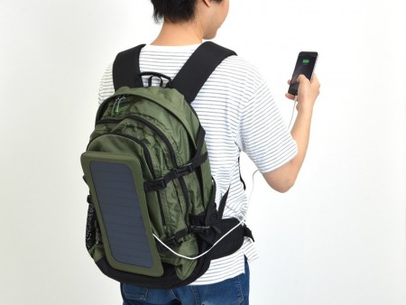 背負っている間にスマホを充電。ソーラーパネル付きリュックサックがサンコーから