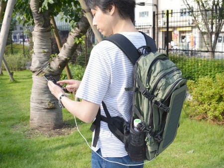 背負っている間にスマホを充電。ソーラーパネル付きリュックサックがサンコーから