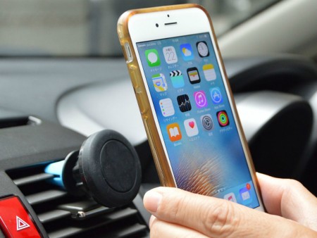 1秒着脱の“挟まない”車載スマホホルダー「スマホキャッチャー」サンコーから