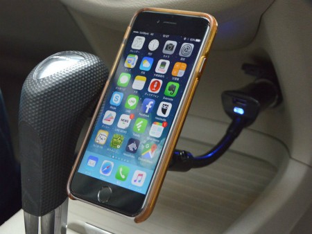 1秒着脱の“挟まない”車載スマホホルダー「スマホキャッチャー」サンコーから