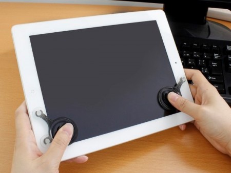スマホ・タブレットにペタリ貼り付ける、吸盤式のジョイスティックが上海問屋から。価格は約600円