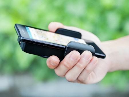 ヘビーユースもこれで安心。スマホを強制的に冷やすファン付きクーラーがサンワダイレクトから