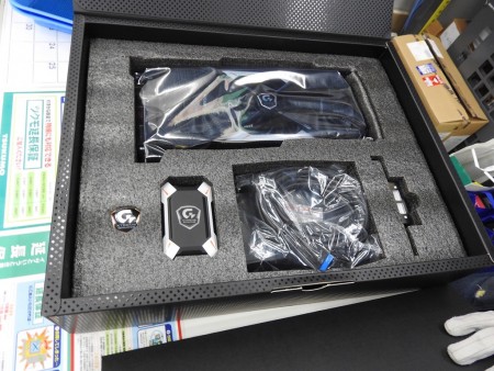 初のDual-Link対応「SLI HB」付属。GIGABYTE製GTX 1080最上位モデル