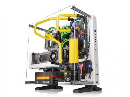 Thermaltakeのオープンフレームケース「Core P3」にホワイトのカラバリモデル登場
