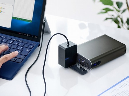 ノートPCや家電に給電できる、スマホサイズのAC対応モバイルバッテリーがサンワダイレクトから