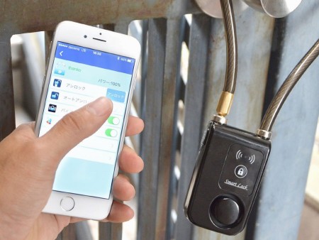 もうカギをなくさない。スマホで解錠する防犯機能付きのワイヤーロックがサンコーから