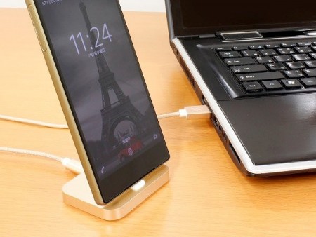 スマホスタンドとしても使える、シンプルなmicroUSB充電ドックが上海問屋から。価格は税込599円