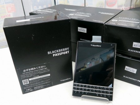 物理キーボード搭載のパスポートサイズスマホ「BlackBerry Passport