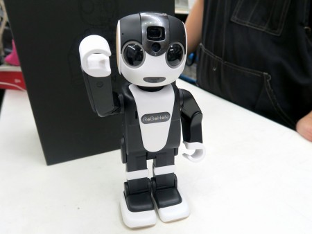 歩いて踊って会話もできる シャープのロボット電話 Robohon の白ロムが入荷 価格は約17万円 エルミタージュ秋葉原