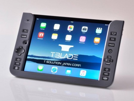 両手で持ったまま入力できる、iPad用背面入力キーボード「T-BLADE」の先行予約始まる