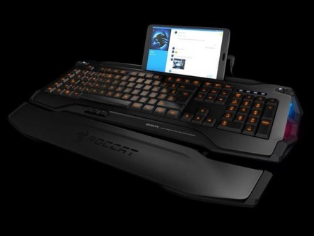 スマホと合体するドッキングスロット装備のゲーミングキーボード、ROCCAT「SKELTR」