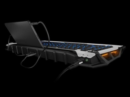 スマホと合体するドッキングスロット装備のゲーミングキーボード、ROCCAT「SKELTR」
