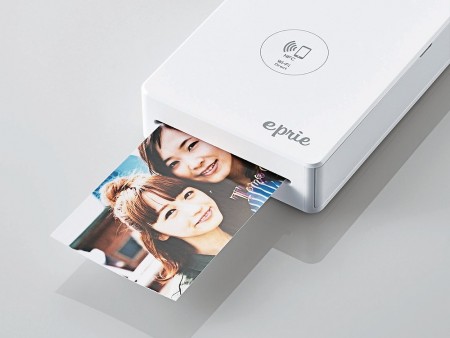スマホの画像をラミ加工してプリントアウトする、エレコムのモバイルプリンター「eprie」
