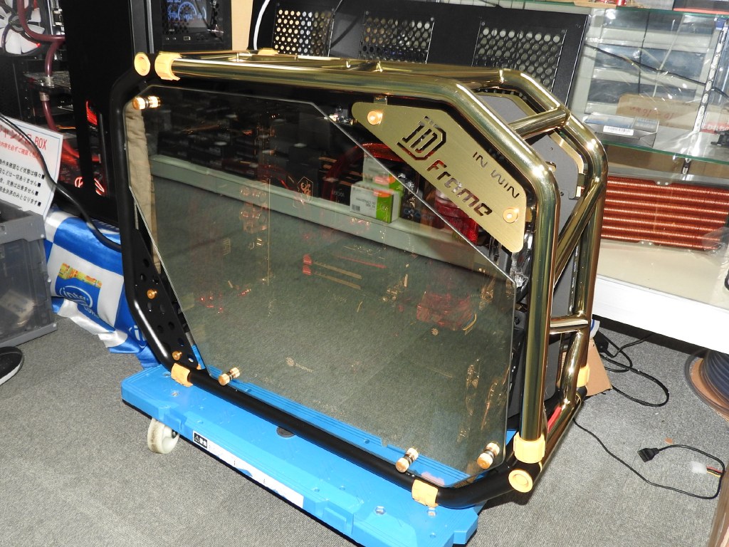 税込16万円オーバー。In WinのオープンフレームPCケース「D-Frame 2.0
