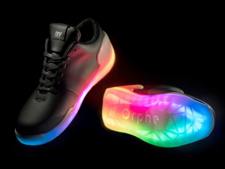 足の動きで光や音が変化する、幻想的なスマートシューズ「Orphe」が今週発売