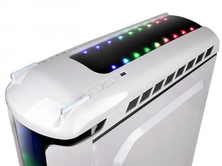 近未来風デザインにゴージャスな七色LED搭載、Ttのド派手ミドルタワー「Versa C22 RGB Snow Edition」
