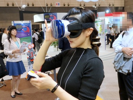 Ceatec 専用コントローラで宇宙を自由に移動できる タカラトミー Joy Vr 宇宙の旅人 を体験 エルミタージュ秋葉原