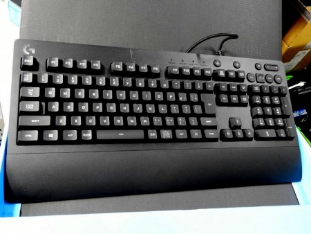珍しいメンブレンスイッチのRGBキーボード「G213」など、ロジクール新
