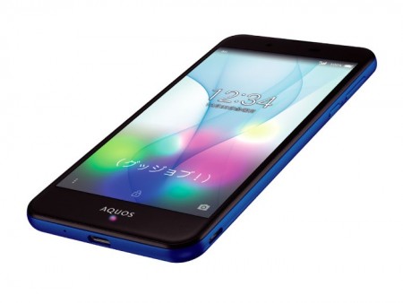 IGZO液晶や虹彩認証採用、UQ mobile向けの5インチ防水・防塵スマホ「AQUOS L」は12月発売