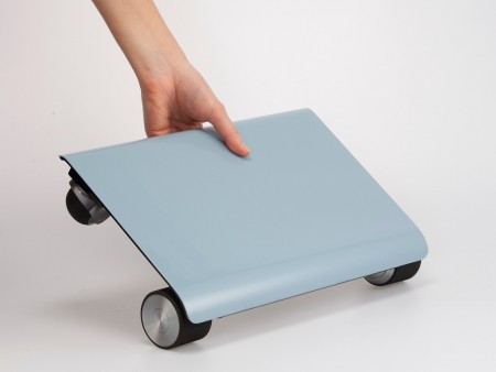 カバンに入れて携帯できる“世界最小のクルマ”、ココアモーターズ「WALKCAR」が3日で予約1,000台突破