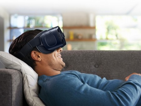 視野角向上で没入感がアップ。SamsungのVRゴーグル「Galaxy Gear VR」の最新モデルが来月発売