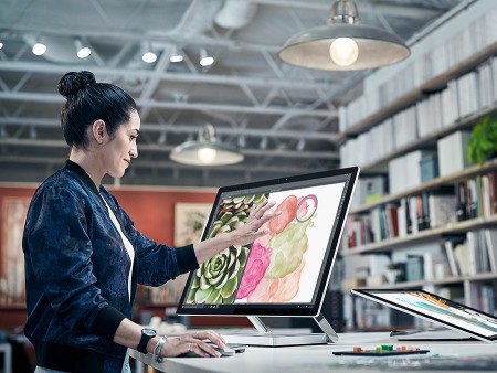 イラストが描けるペン入力の4.5K液晶採用。Microsoft、クリエイティブな新境地の一体型PC 「Surface Studio」
